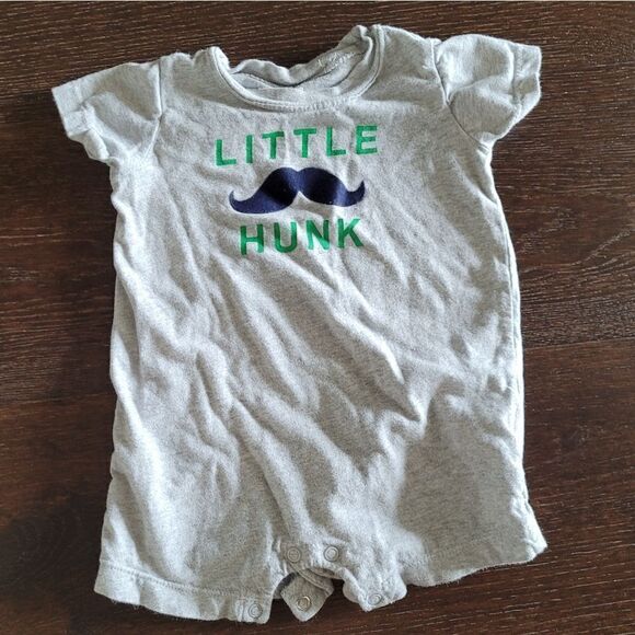 🤸‍♀️3 for 12🤸‍♂️ "Little Hunk" Moustache T-Shirt Onesie 9M - Picture 5 of 5